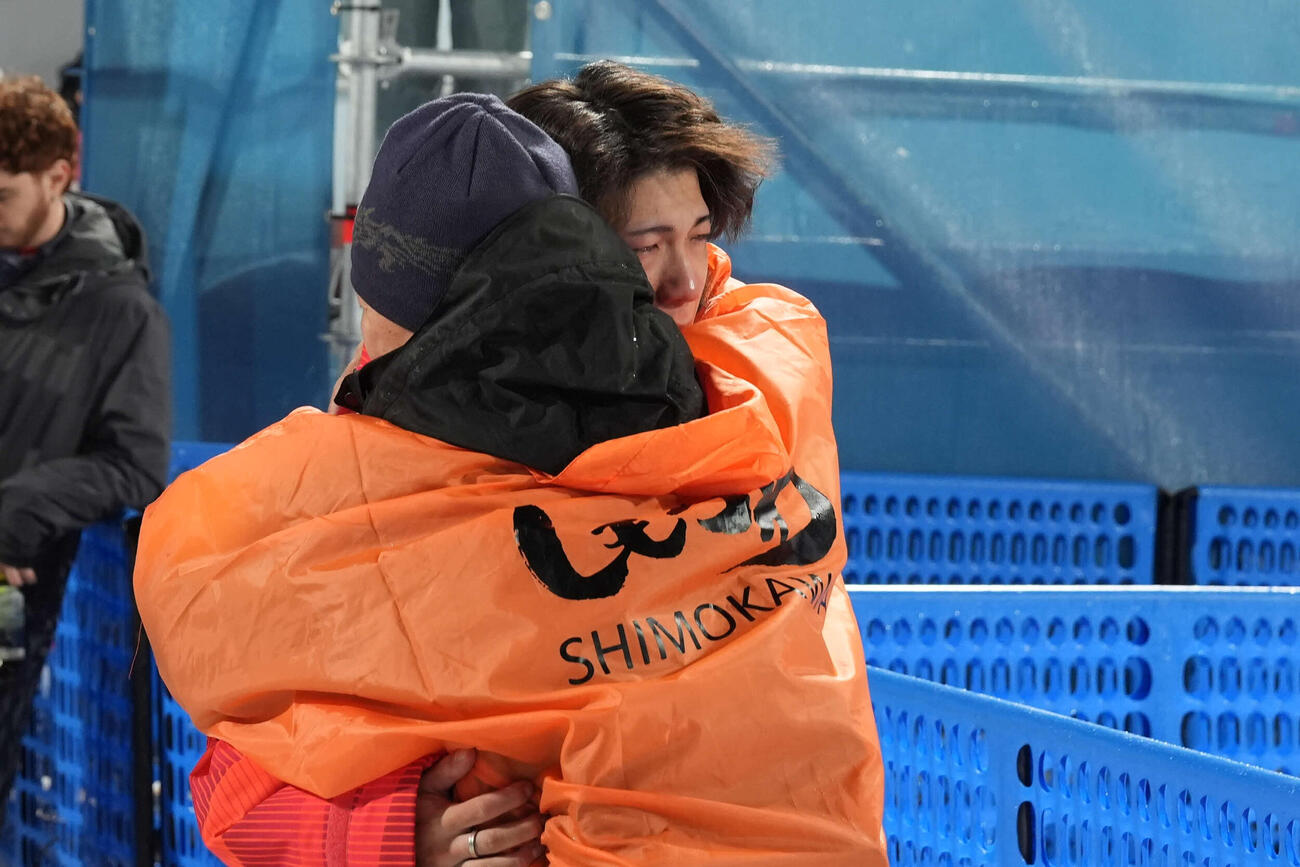 銀メダルの二階堂（後方）は父の学さんと抱き合う（撮影・パオロ　ヌッチ）