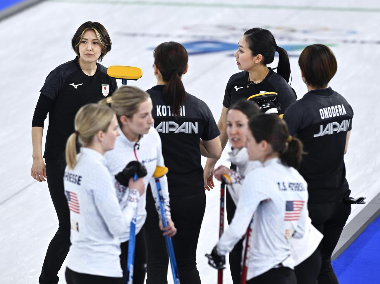 カーリング女子１次Ｌ　日本―米国　第7エンドを終えた日本代表フォルティウス吉村（奥左端）ら日本チーム（共同）