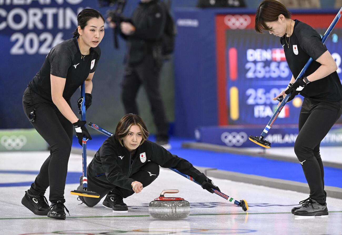 日本―韓国　第4エンド、ショットを放つ吉村（中央）。2点を奪い同点とする＝コルティナダンペッツォ（共同）