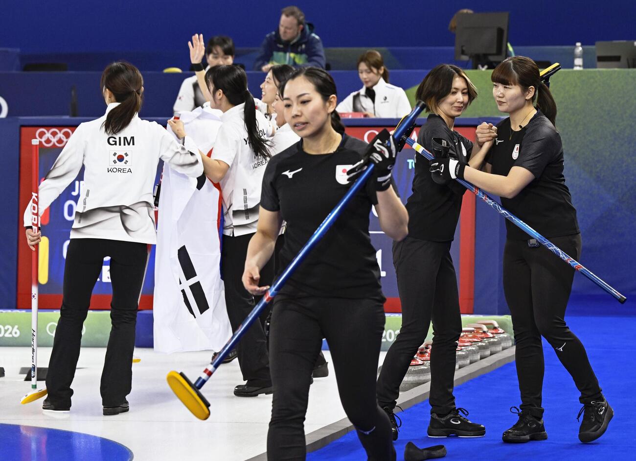 カーリング女子１次Ｌ　日本ー韓国　韓国に敗れ引き揚げる（右から）小谷、吉村、近江谷（共同）