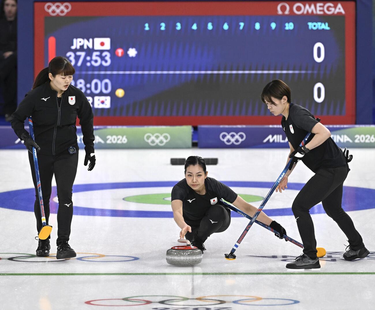 日本対韓国　第1エンド、ショットを放つ近江谷。左は小谷、右は小野寺（共同）