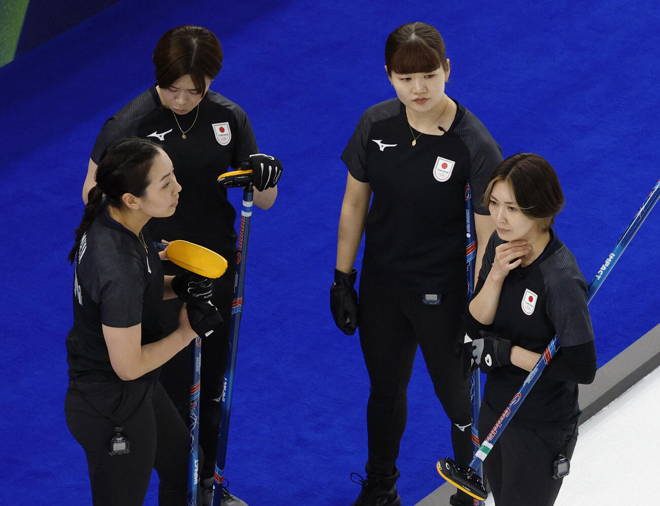 日本―韓国　第8エンドに3点を奪われ、厳しい表情で話す（右から）吉村、小谷、小野寺、近江谷（共同）