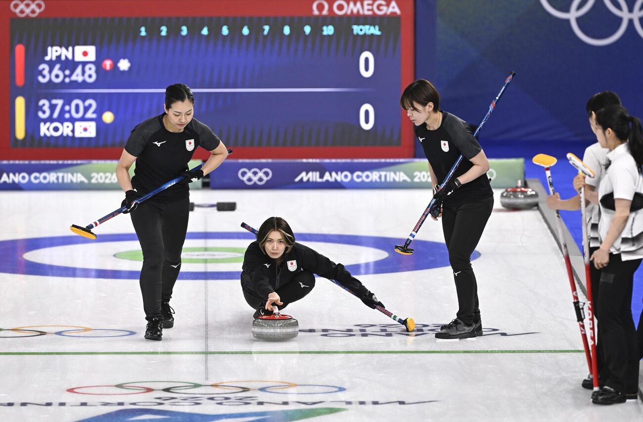 日本対韓国　第1エンド、ショットを放つ吉村。左は近江谷、右は小野寺（共同）