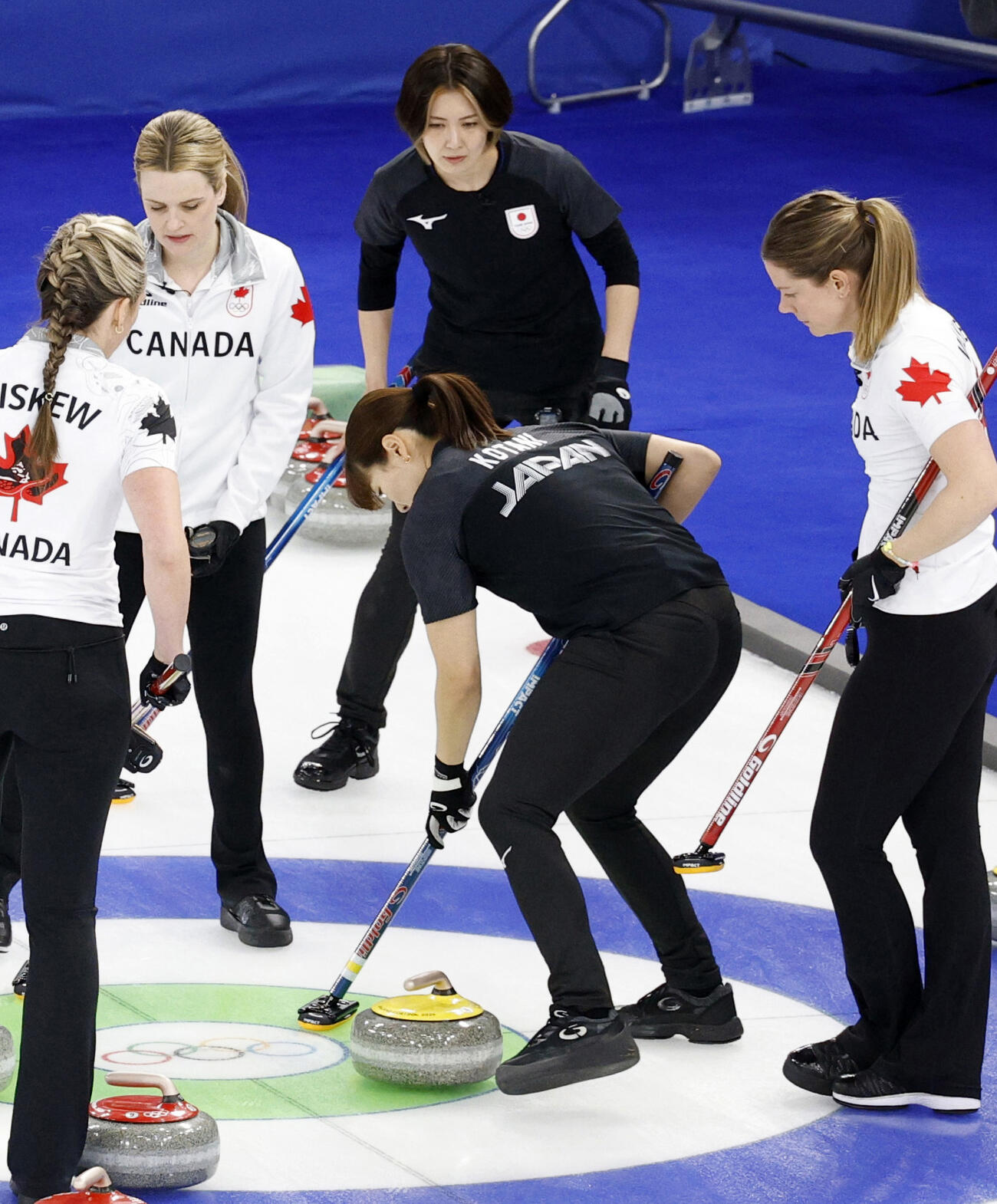 日本－カナダ　第3エンド、スイープする小谷（手前）。奥は吉村（共同）