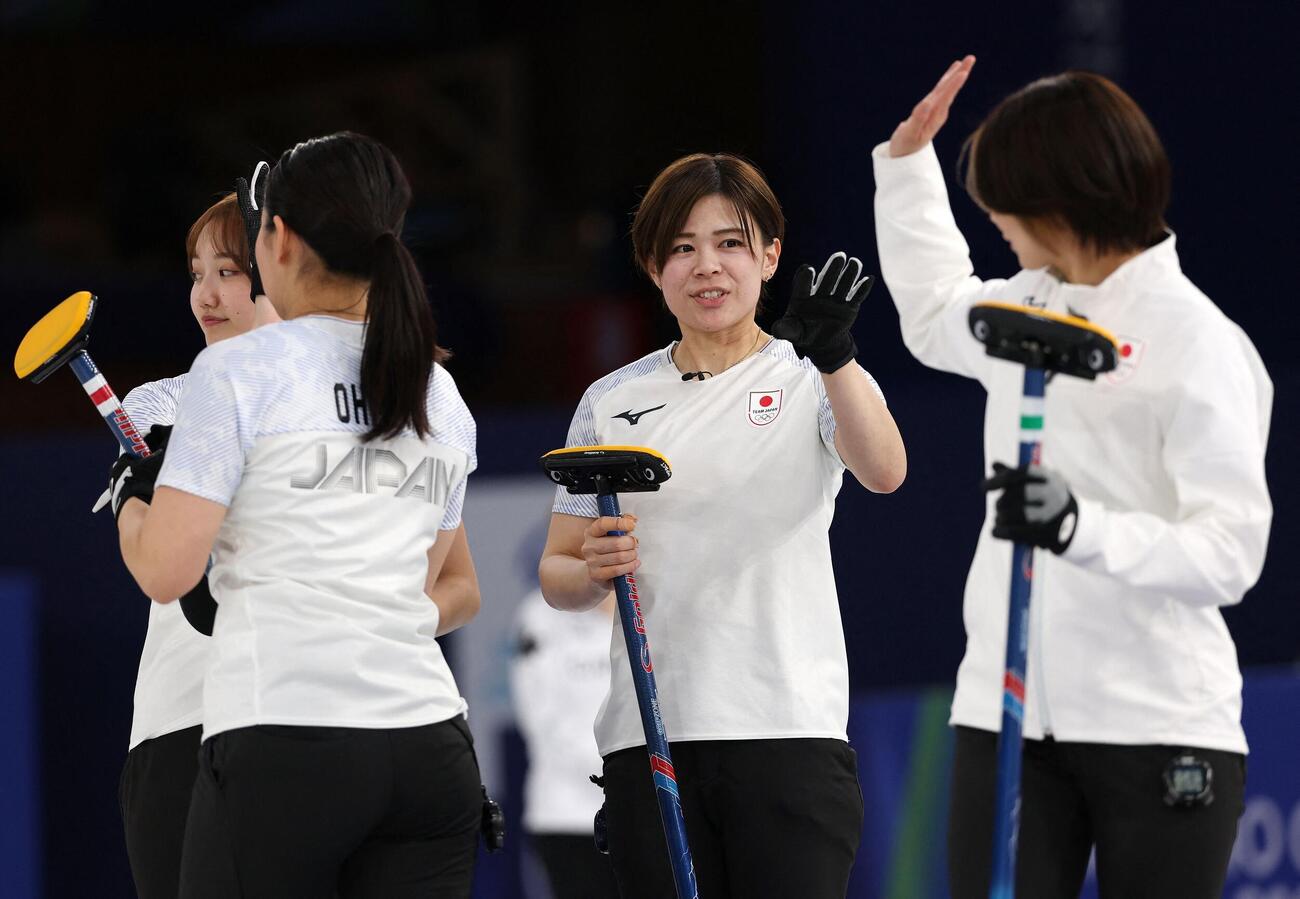 喜ぶ日本の選手（ロイター）