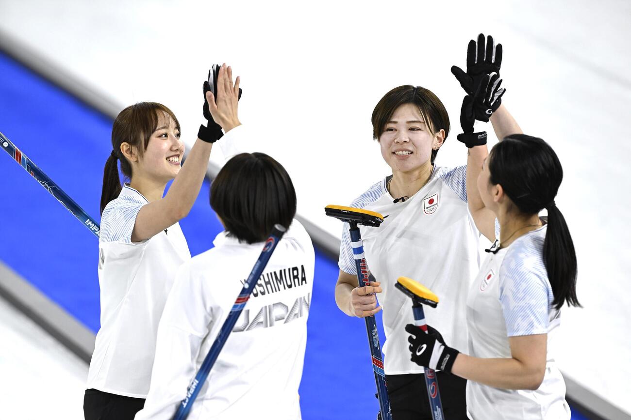日本－イタリア　第3エンド、同点に追い付きタッチを交わす（奥左から）小林、小野寺ら（共同）