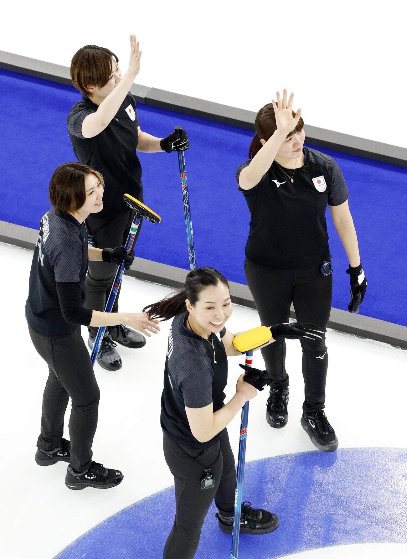 1次リーグ最終戦で中国に勝利し、喜ぶ（右から時計回りに）小谷、近江谷、吉村、小野寺＝コルティナダンペッツォ（共同）