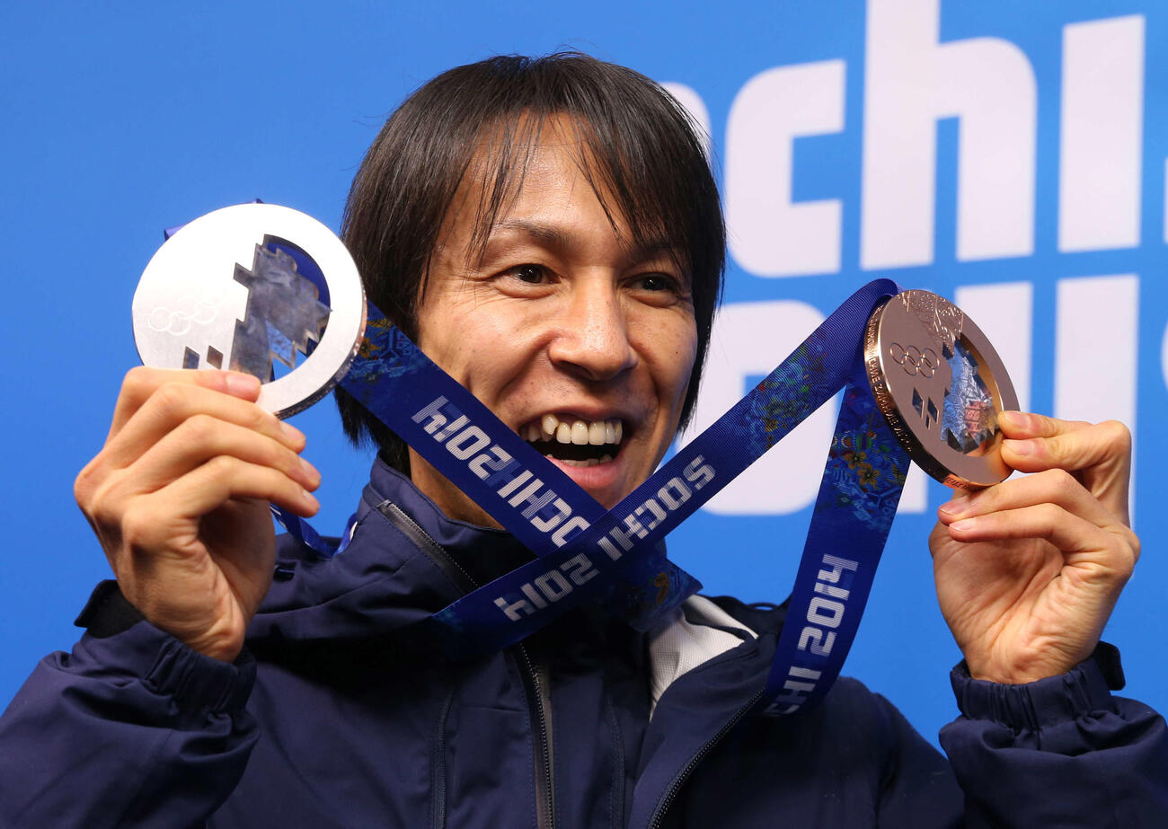 ソチ五輪で獲得した銀メダルと銅メダルを首からぶら下げる葛西紀明(2014年2月)