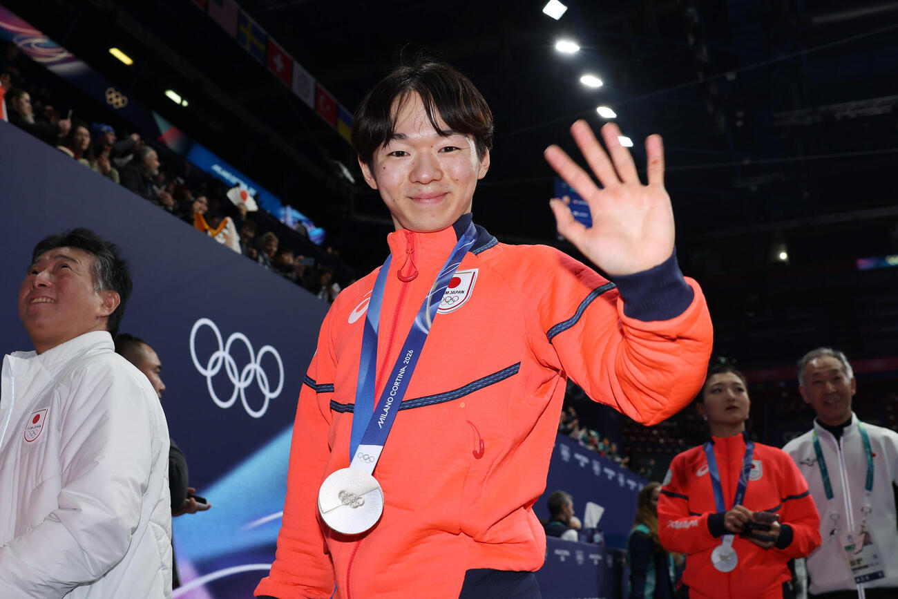 2026ミラノ・コルティナ冬季五輪　フィギュアスケート団体　手を振り笑顔で引き揚げる鍵山優真（2026年2月撮影）