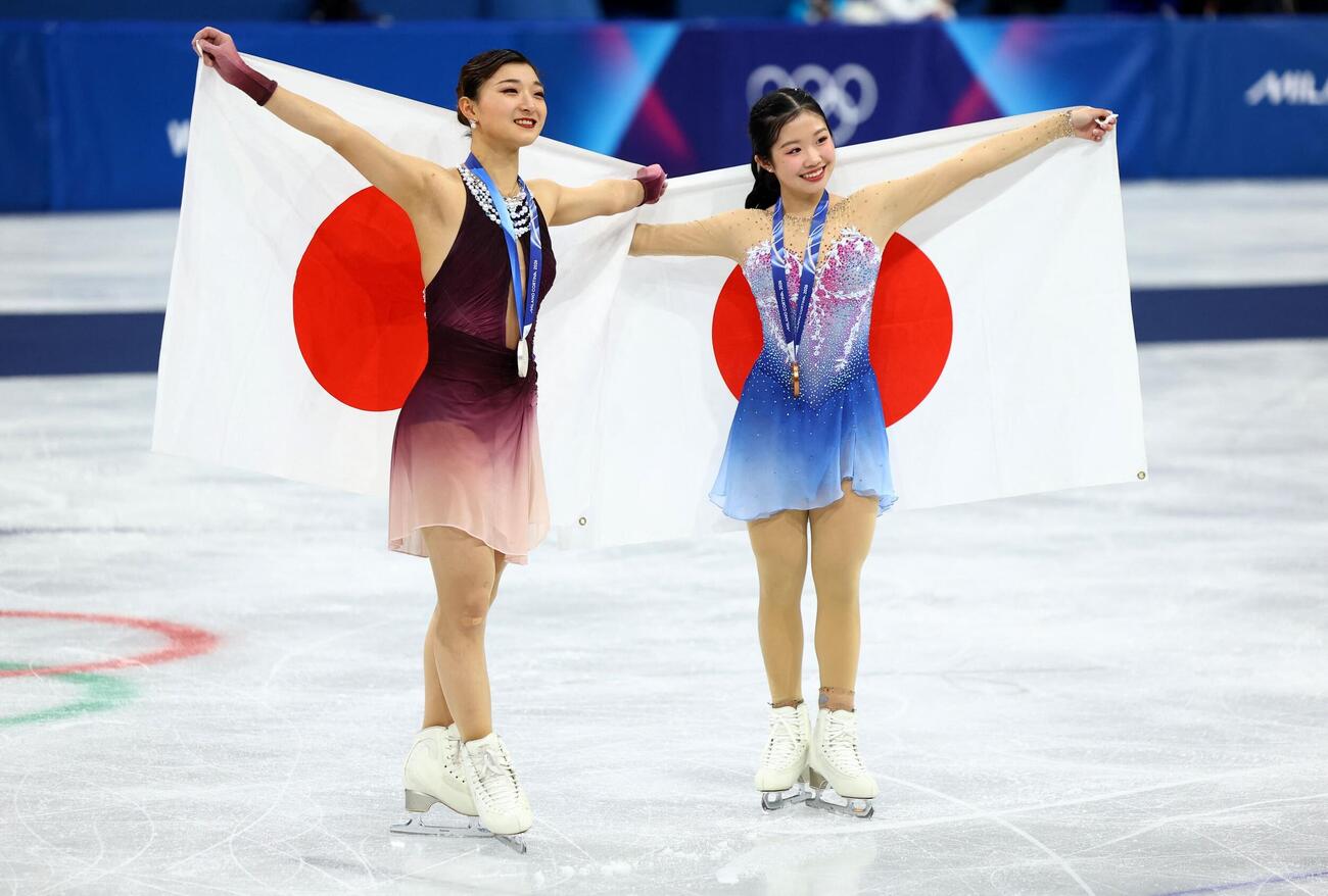 日の丸を掲げる銀メダルの坂本花織と銅メダルの中井亜美（ロイター）