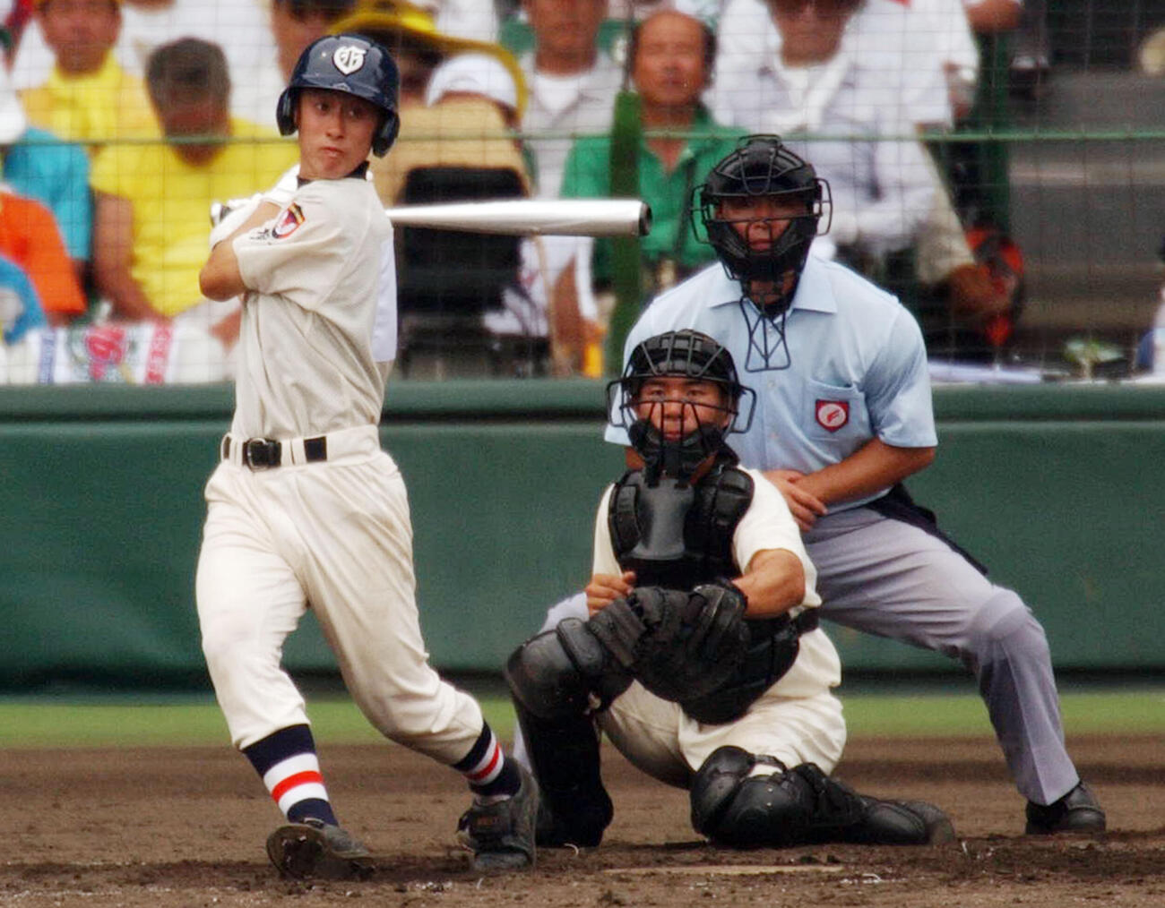 2004年8月、第86回全国高校野球選手権大会1回戦で左前安打を放つ浦和学院今成亮太　