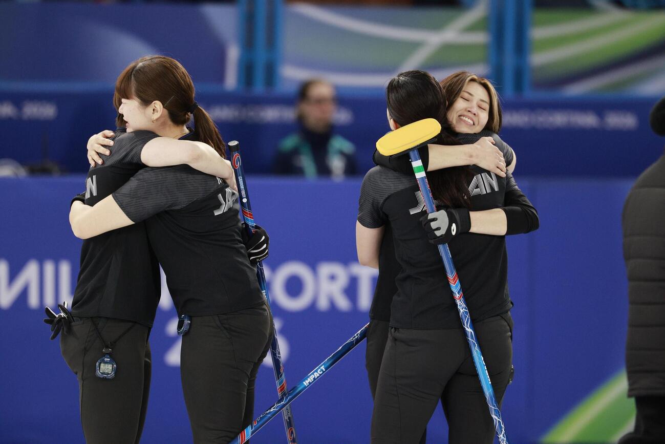 1次リーグ最終戦で中国に勝利し、喜ぶ吉村（右端）ら＝コルティナダンペッツォ（共同）