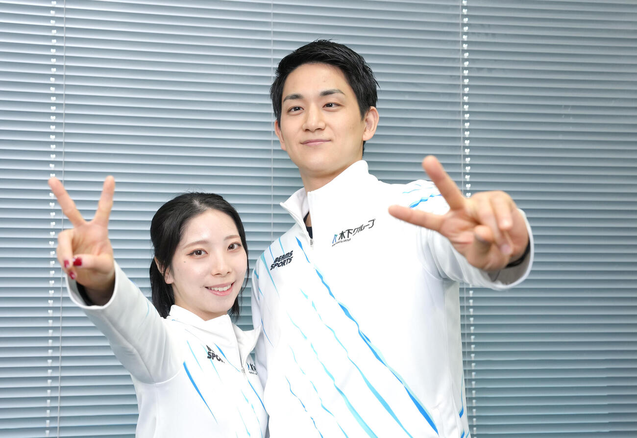 笑顔でピースする三浦（左）と木原（撮影・足立雅史）