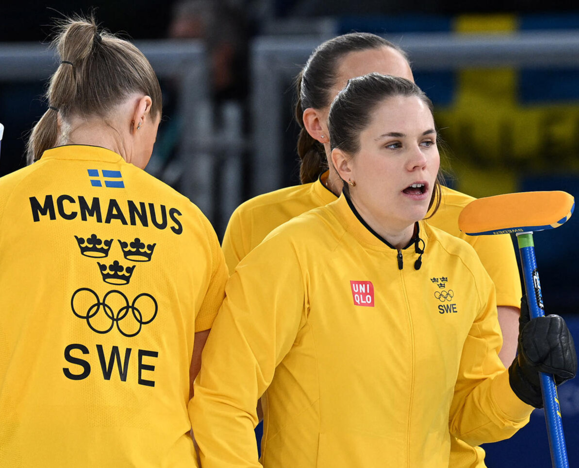 カナダ戦でのスウェーデンのアンナ・ハッセルボルグら（ロイター）