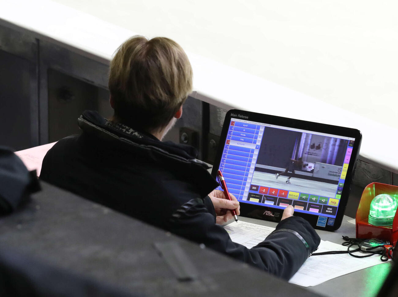 フィギュアスケート・グランプリ（GP）シリーズ第2戦・スケートカナダ　第2日　女子フリー　女子フリースケーティングの採点をする審判(2017年10月撮影)