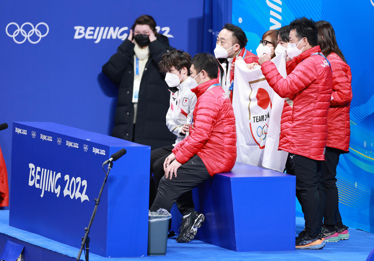 北京五輪　フィギュアスケート団体、男子SPの演技を終えキスアンドクライで採点を待つ宇野昌磨（前列左）ら（2022年2月4日撮影）