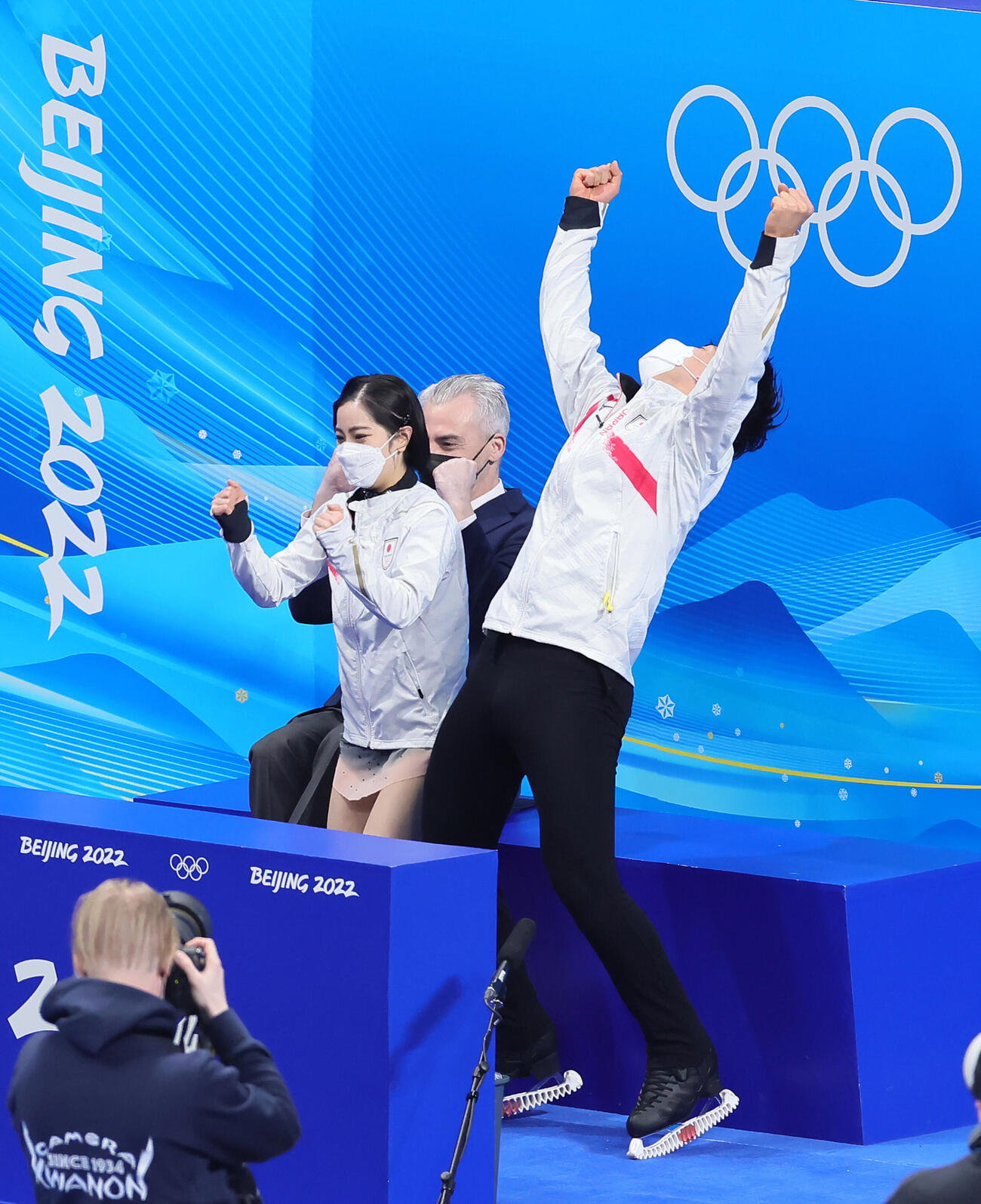 北京五輪　フィギュアスケート・ペアフリー　採点を聞きガッツポーズする三浦璃来（左）、木原龍一組（2022年2月19日撮影）