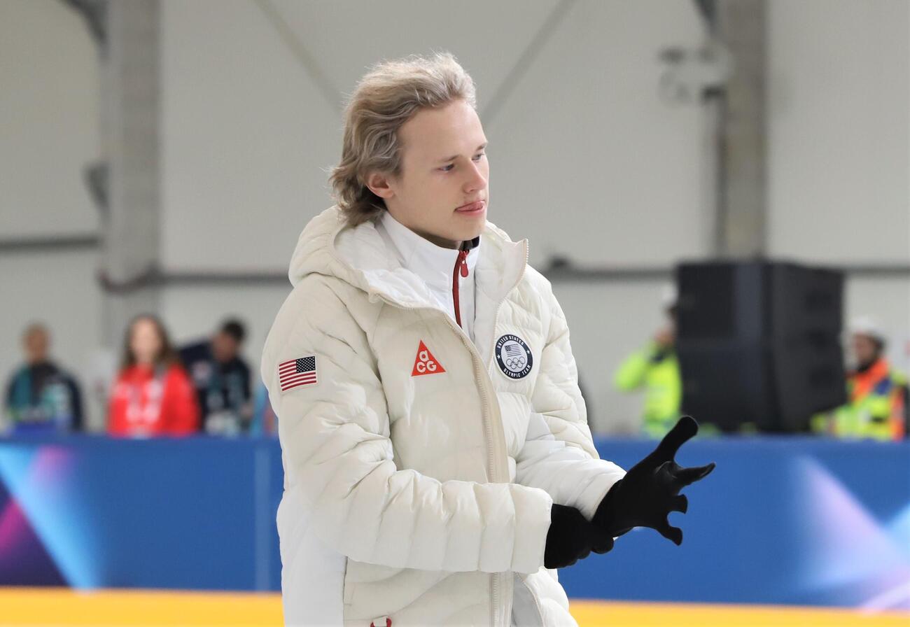 ミラノ・コルティナ五輪の練習用リンクで手袋を着用するマリニン（撮影・藤塚大輔）