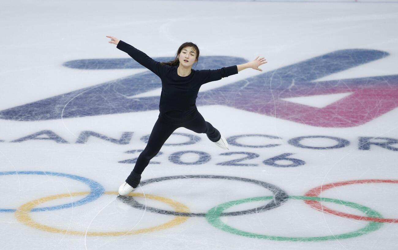 公式練習で調整する坂本花織（共同）