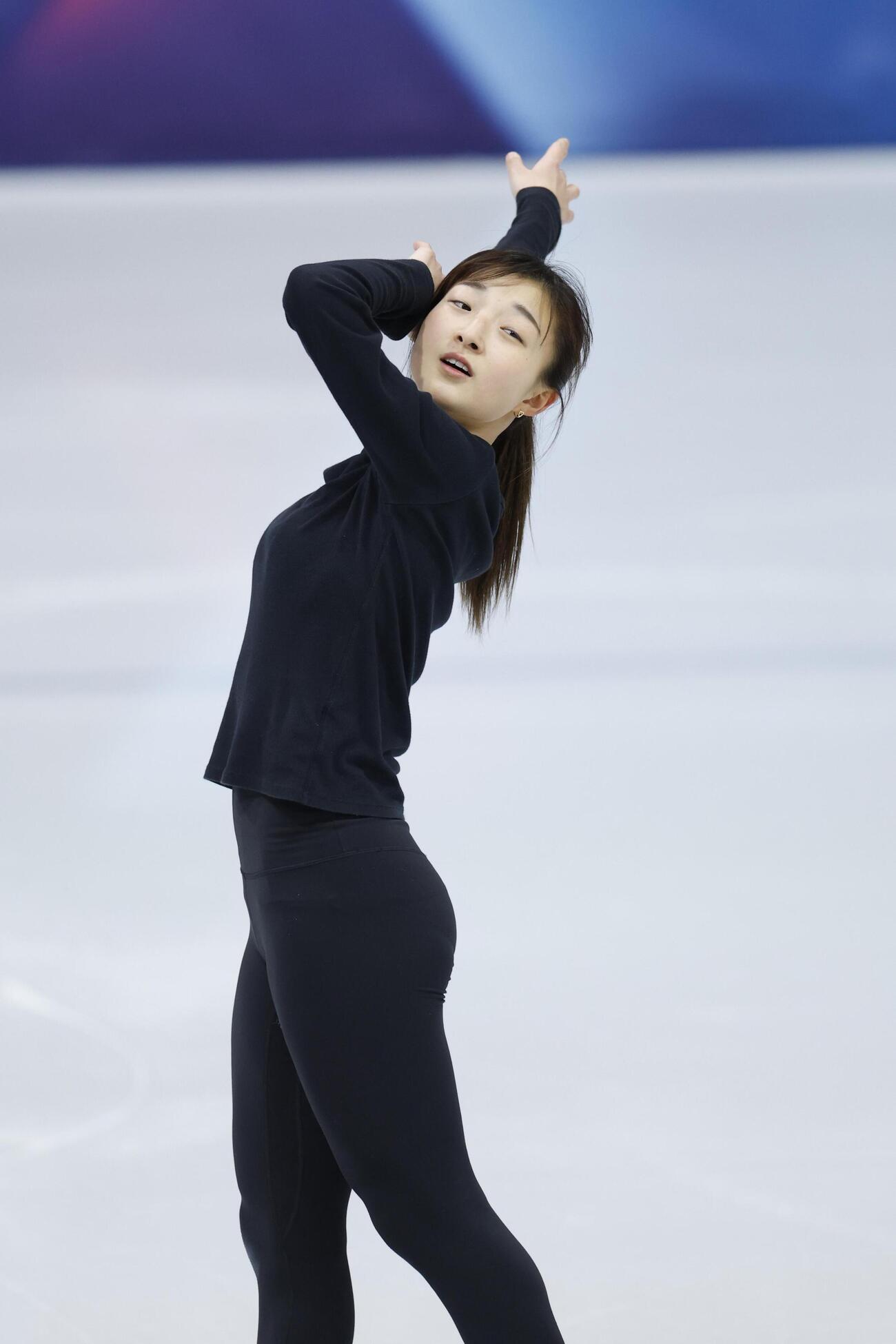 公式練習で調整する坂本花織（共同）