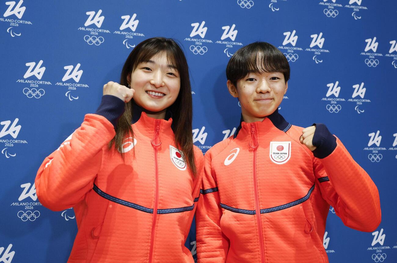 イタリア・ミラノのマルペンサ空港に到着した坂本花織（左）と鍵山優真（共同）