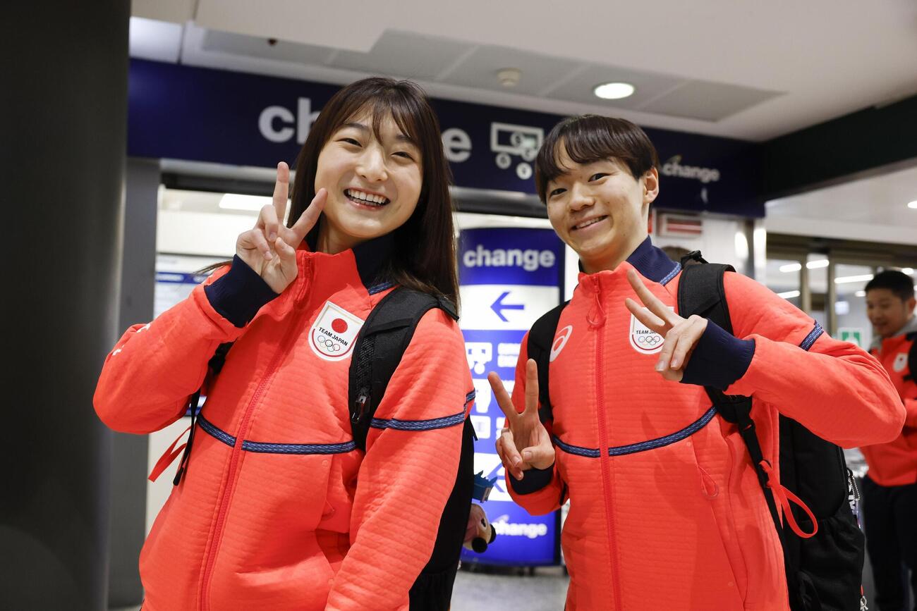 イタリア・ミラノのマルペンサ空港に到着した坂本花織（左）と鍵山優真（共同）