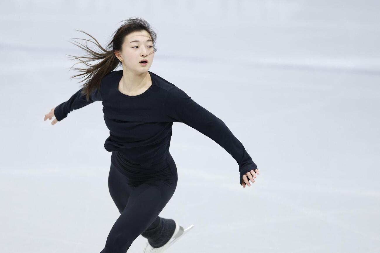公式練習で調整する坂本花織（共同）