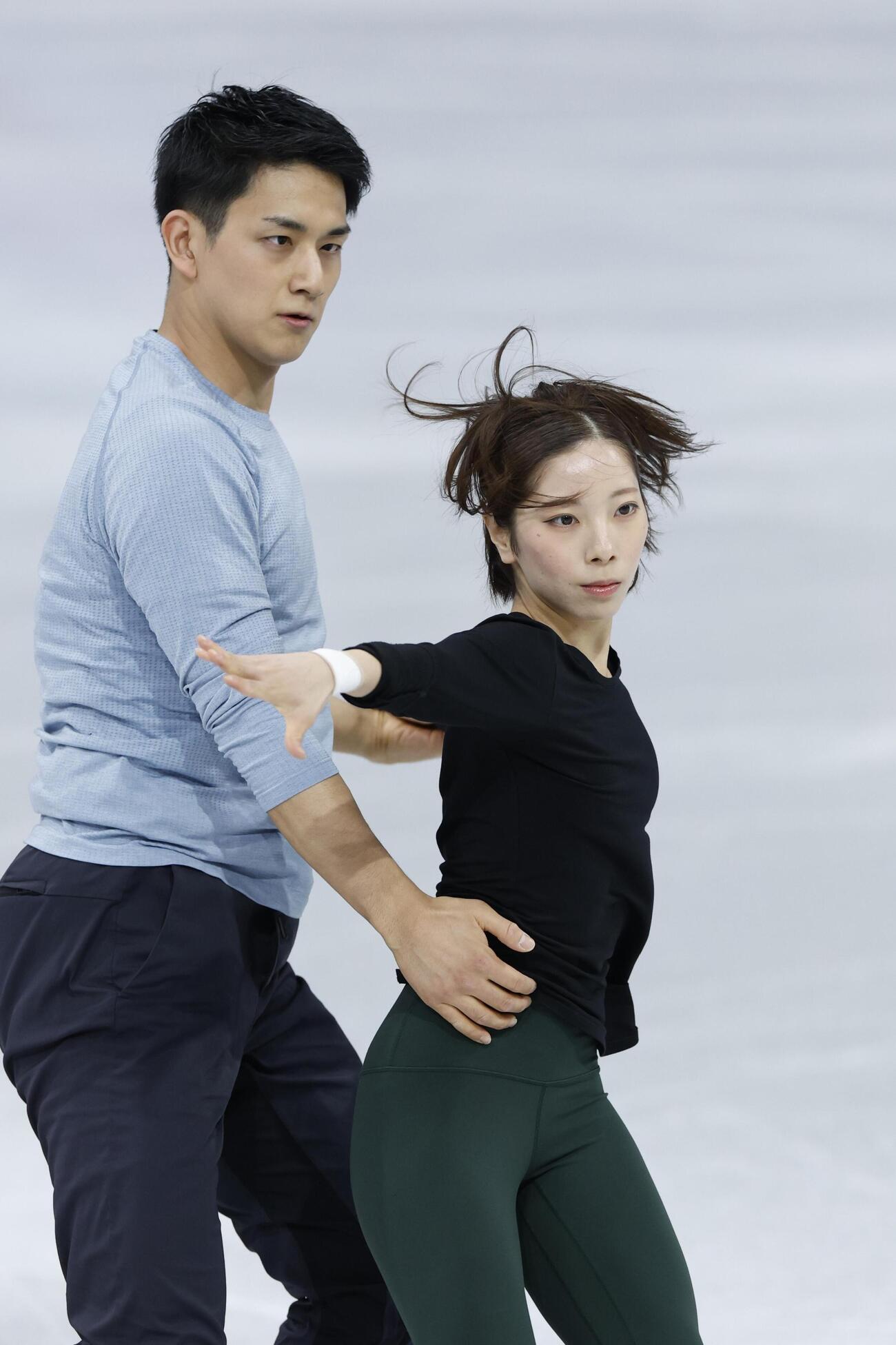公式練習で調整するペアの三浦璃来（右）、木原龍一組（共同）