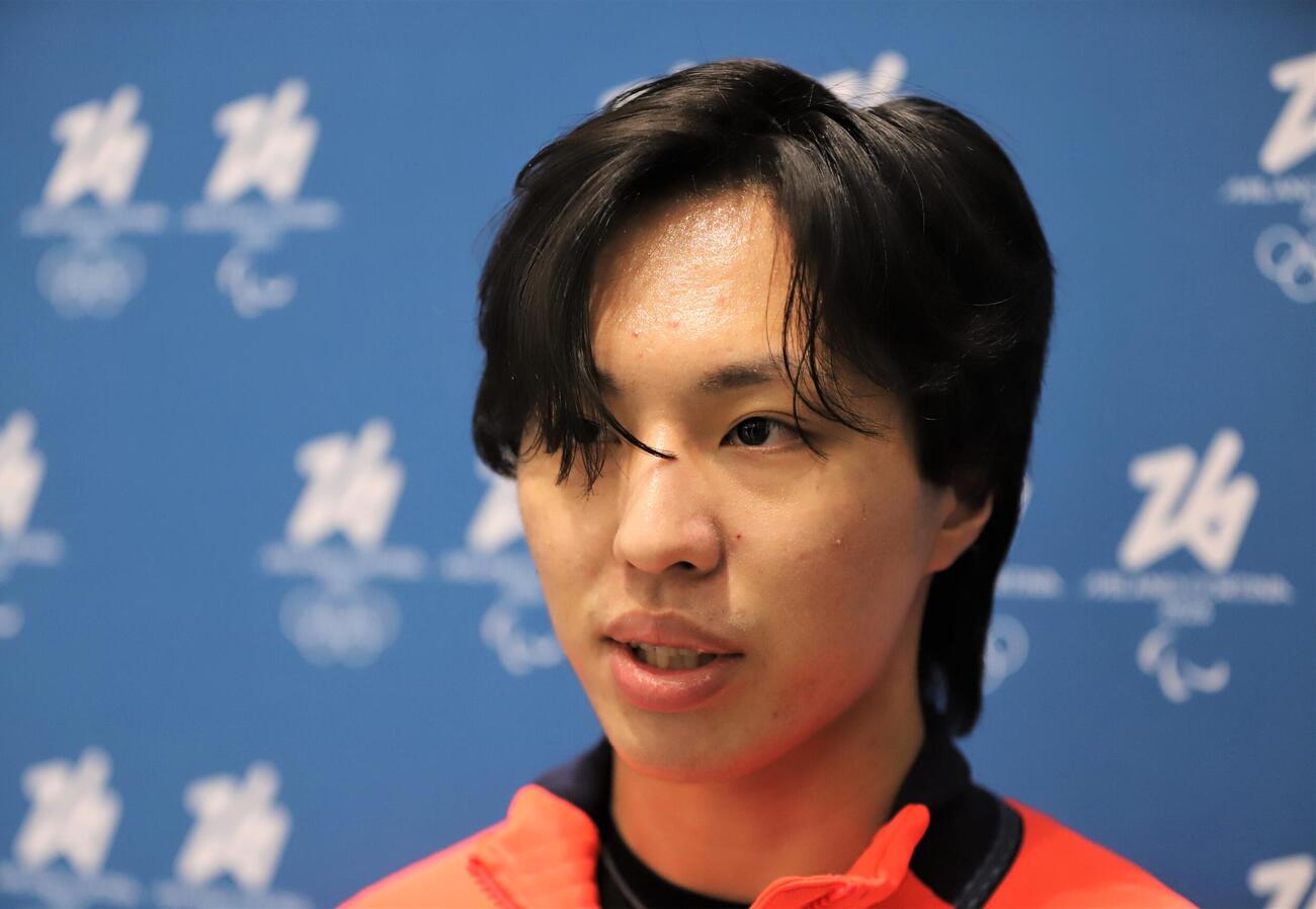 マルペンサ空港で取材に応じる三浦（撮影・藤塚大輔）