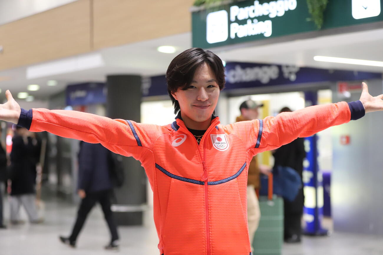マルペンサ空港での取材対応後に笑顔を見せる三浦（撮影・藤塚大輔）