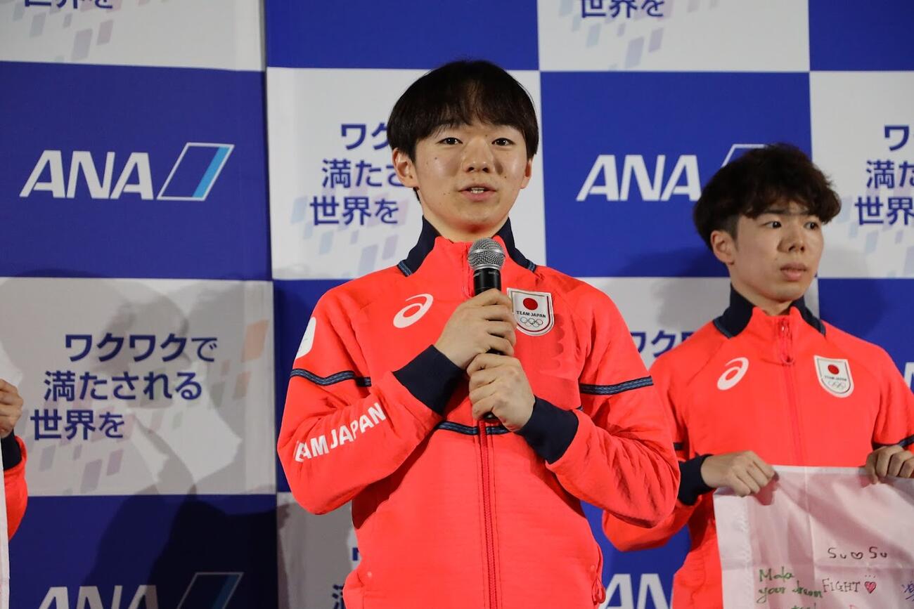 ミラノ・コルティナ五輪に向けての出発前に、ANAのセレモニーで思いを語る鍵山優真（同社提供）