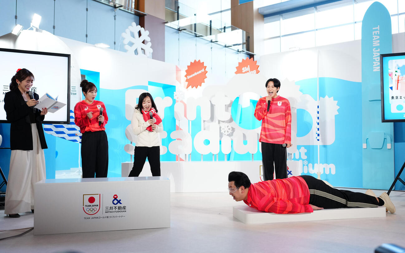 「プリントスタジアム　presented by三井不動産」オープニングイベントで冬季種目のスケルトン体験をするレインボーのジャンボたかお（右）（撮影・垰建太）