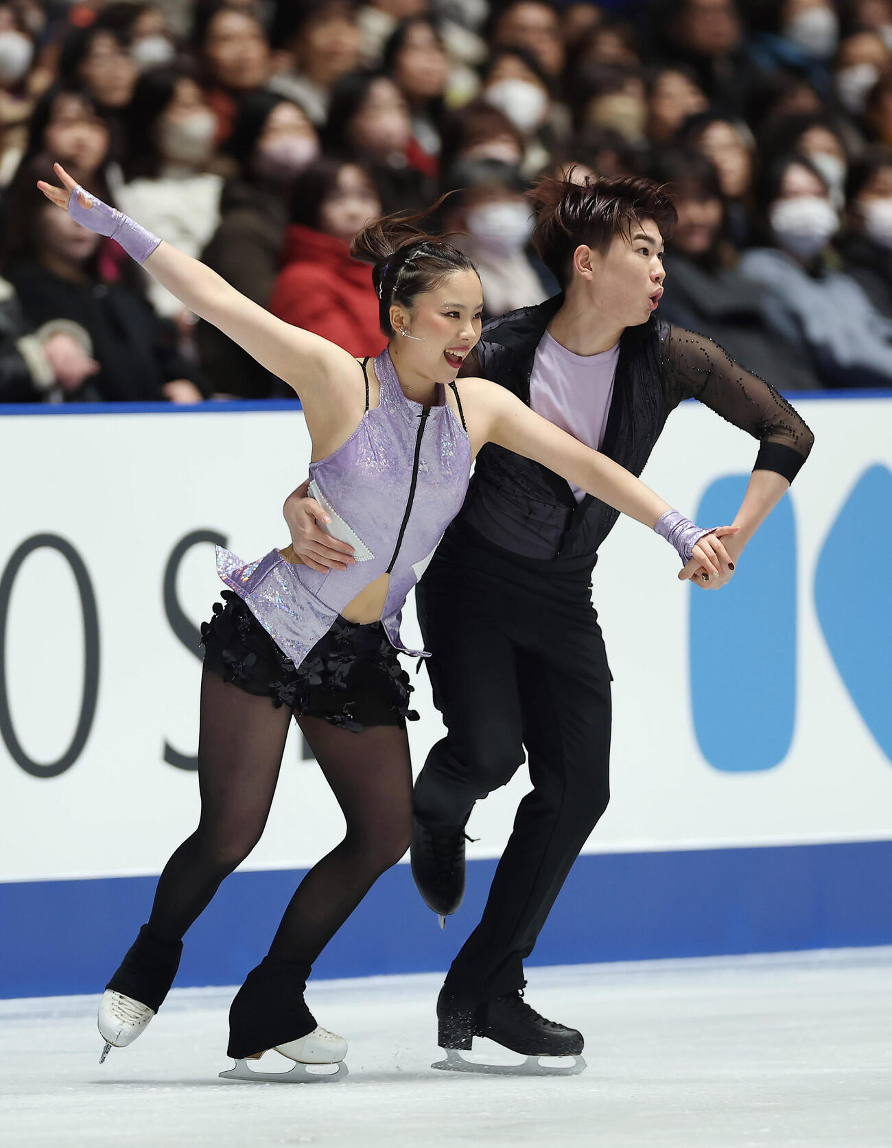 2025年12月、全日本フィギュアスケート選手権大会、リズムダンスで演技する吉田（左）、森田組