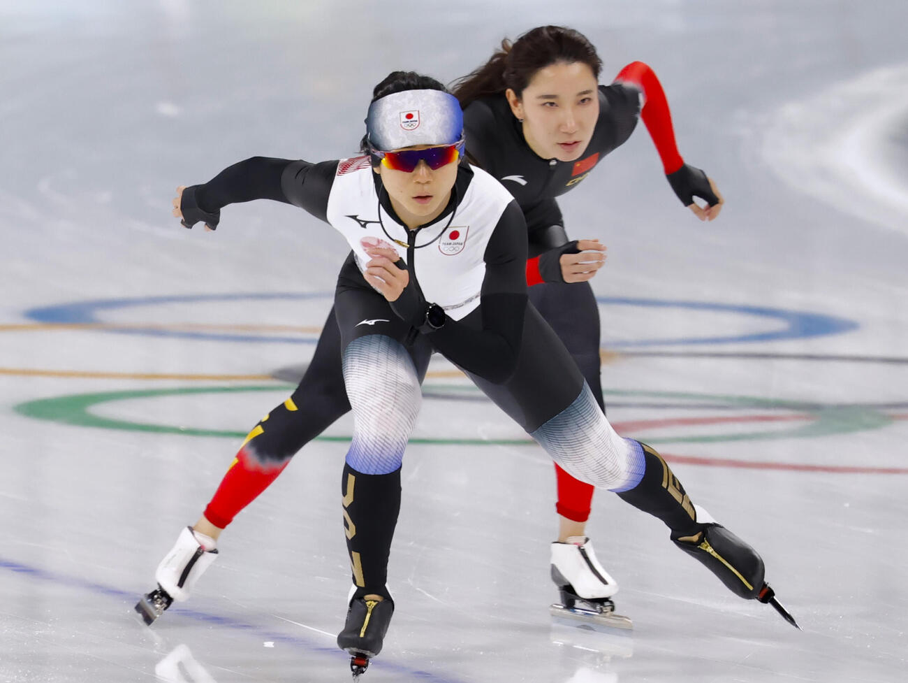 試合会場で調整する高木美帆（手前）＝ミラノ（共同）