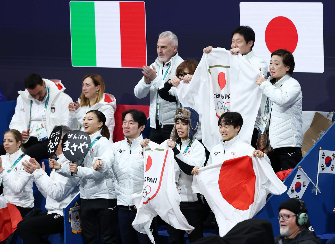 吉田（左）、森田組に声援を送る日本の選手たち（撮影・前田充）