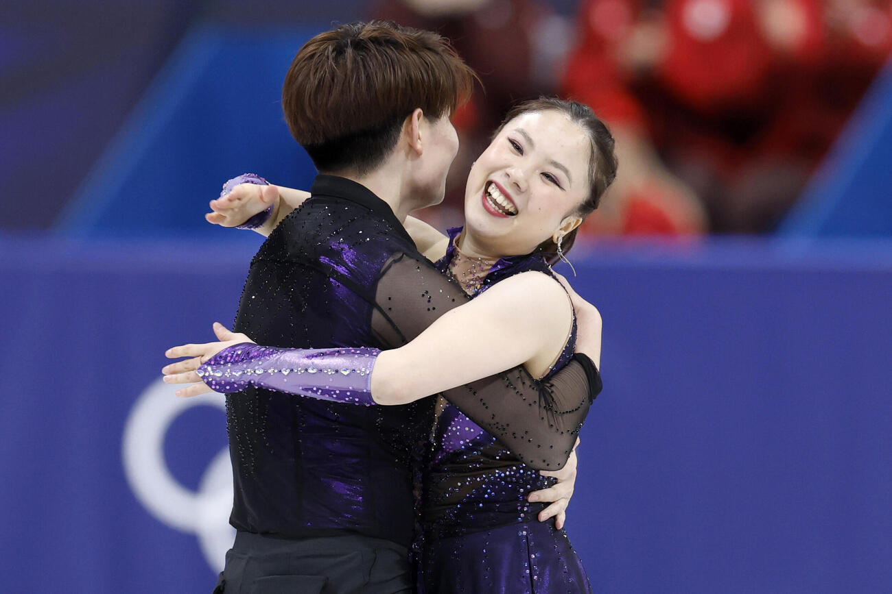 団体アイスダンス・RDの演技を終え、抱き合う吉田唄菜（右）、森田真沙也組＝ミラノ（共同）