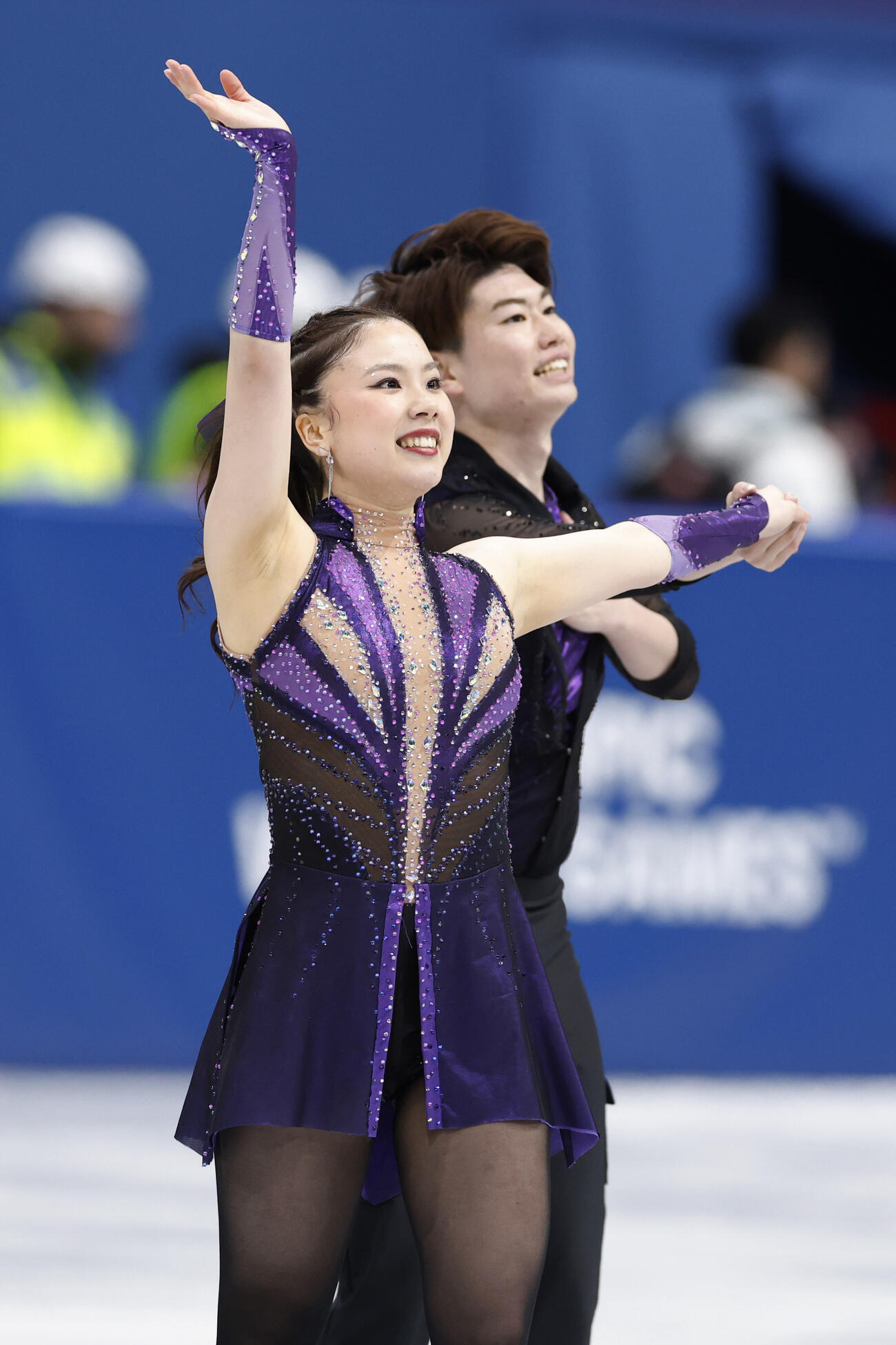 団体アイスダンス・RDの演技を終え、歓声に応える吉田唄菜（手前）、森田真沙也組＝ミラノ（共同）