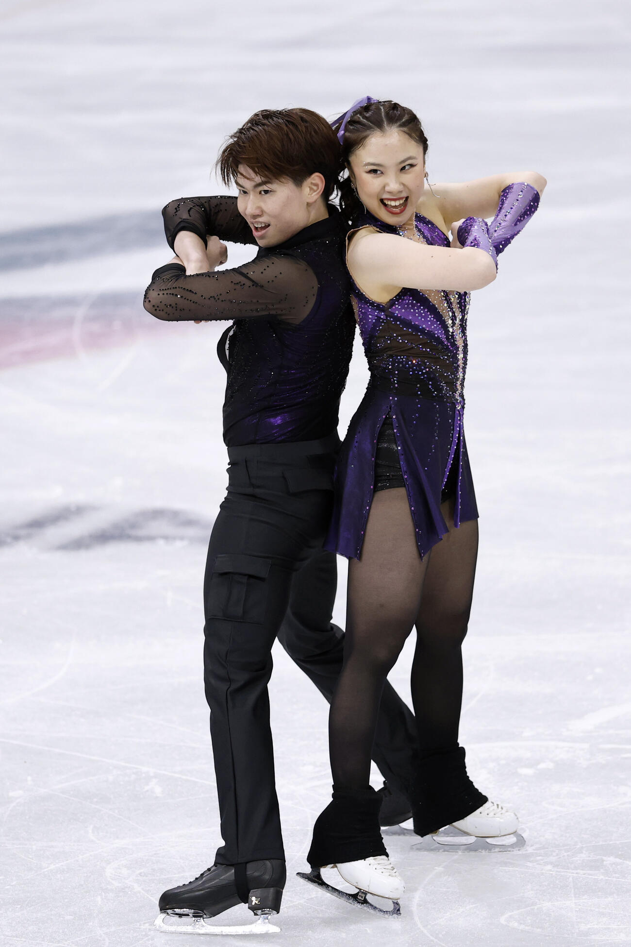 団体アイスダンス・RD　フィニッシュのポーズを決める吉田唄菜（右）、森田真沙也組＝ミラノ（共同