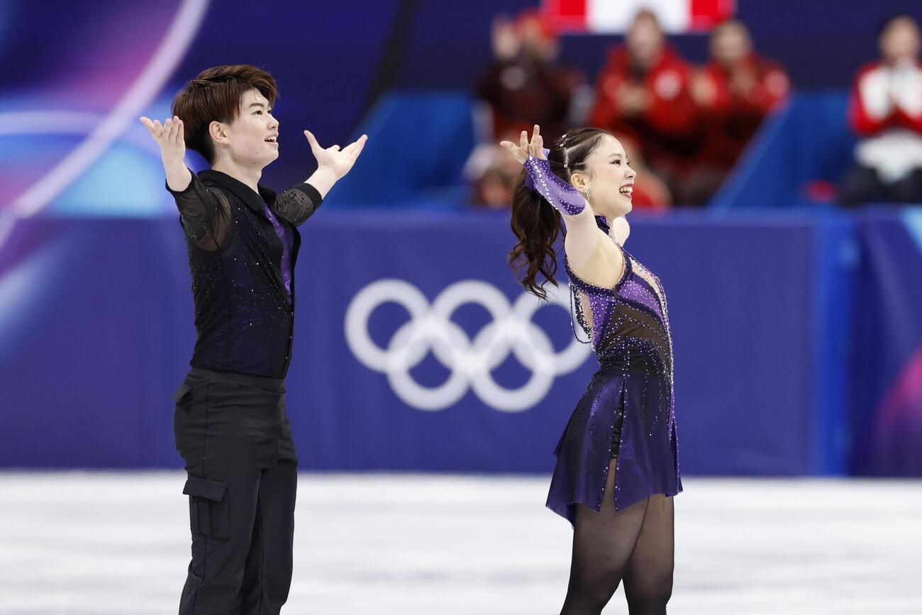 団体アイスダンス・RDの演技を終え、あいさつする吉田唄菜（右）、森田真沙也組＝ミラノ（共同）