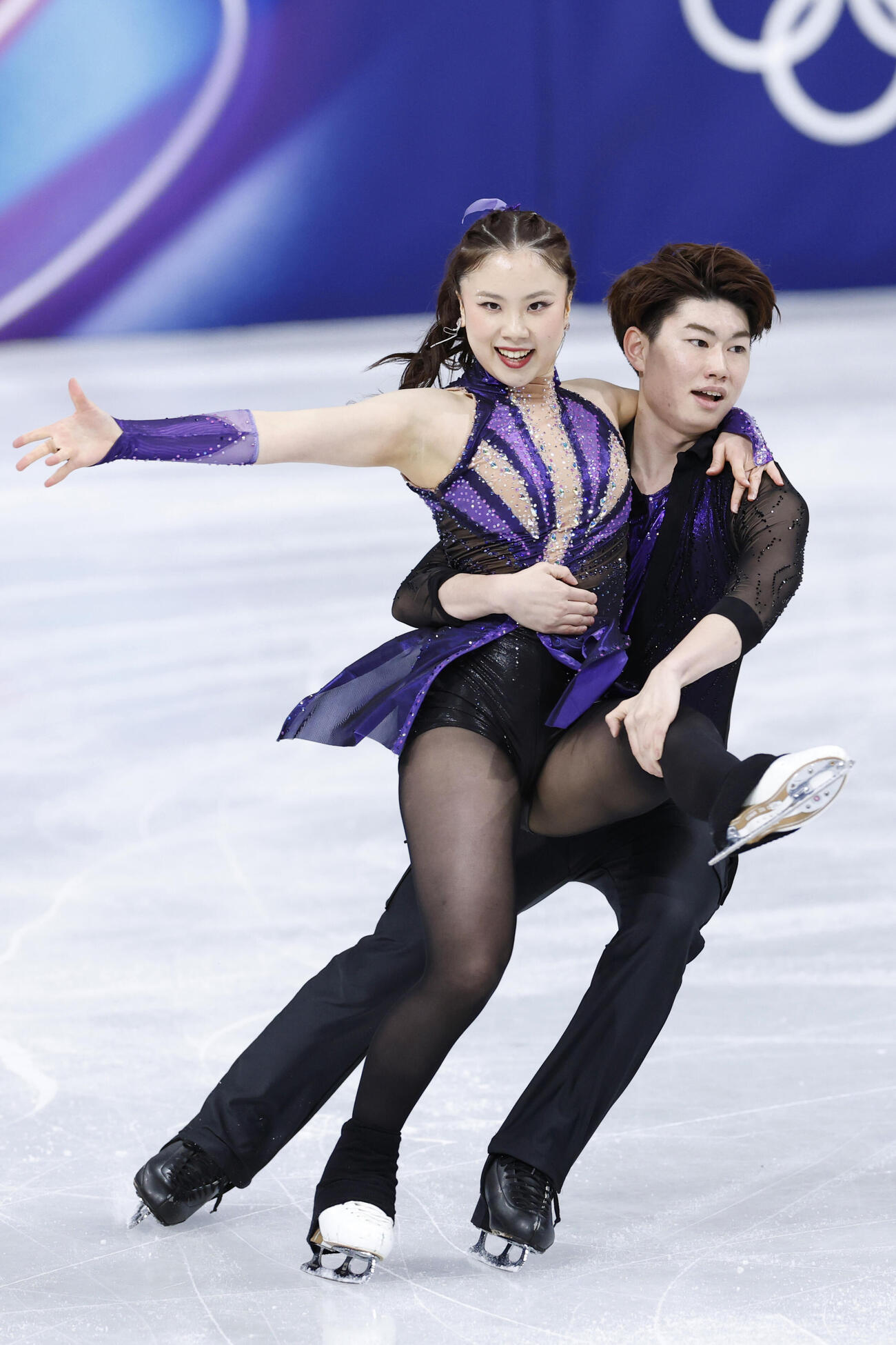 団体アイスダンス・RD　演技する吉田唄菜（右）、森田真沙也組＝ミラノ（共同）