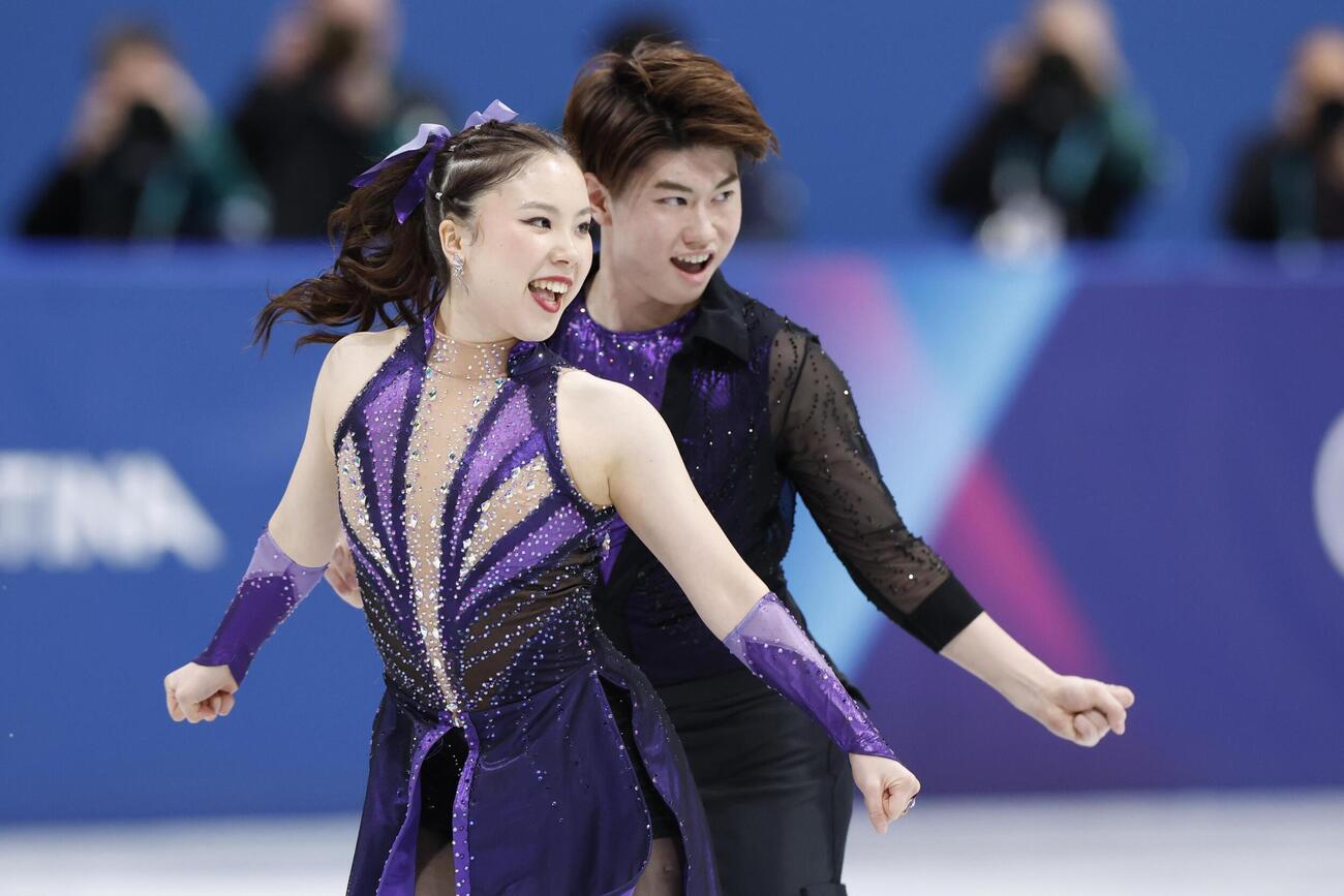団体アイスダンス・RD　演技する吉田唄菜（右）、森田真沙也組＝ミラノ（共同）