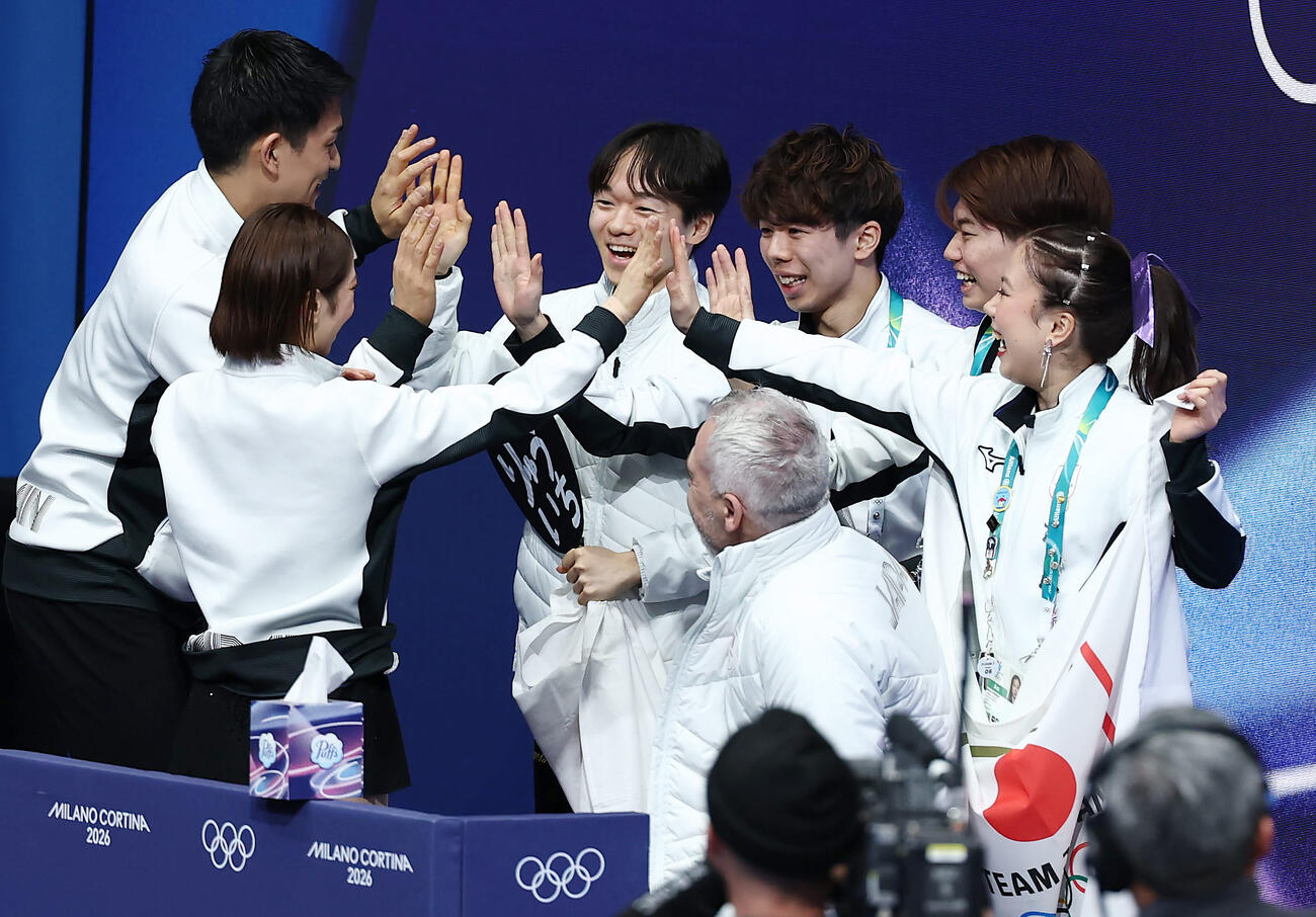 三浦、木原組の得点を確認し、ハイタッチで喜ぶ日本の選手たち（撮影・前田充）