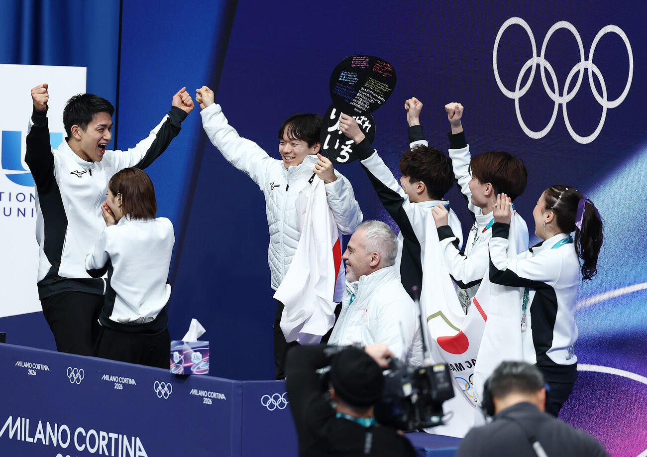 三浦、木原組の得点を確認し喜ぶ日本の選手たち（撮影・前田充）