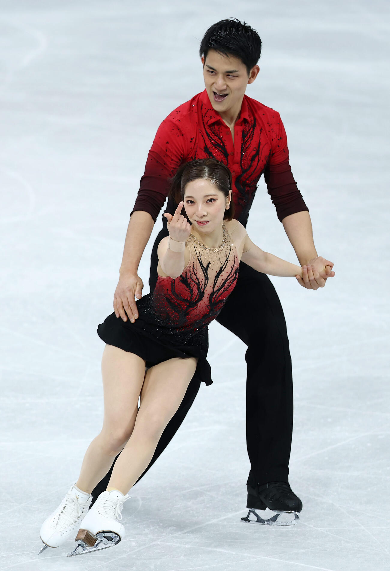 団体ペアSPで演技する三浦（手前）、木原組（撮影・前田充）