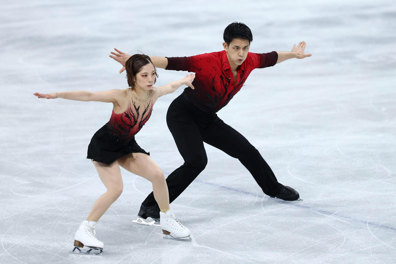 団体ペアSPで演技する三浦、木原組（撮影・前田充）