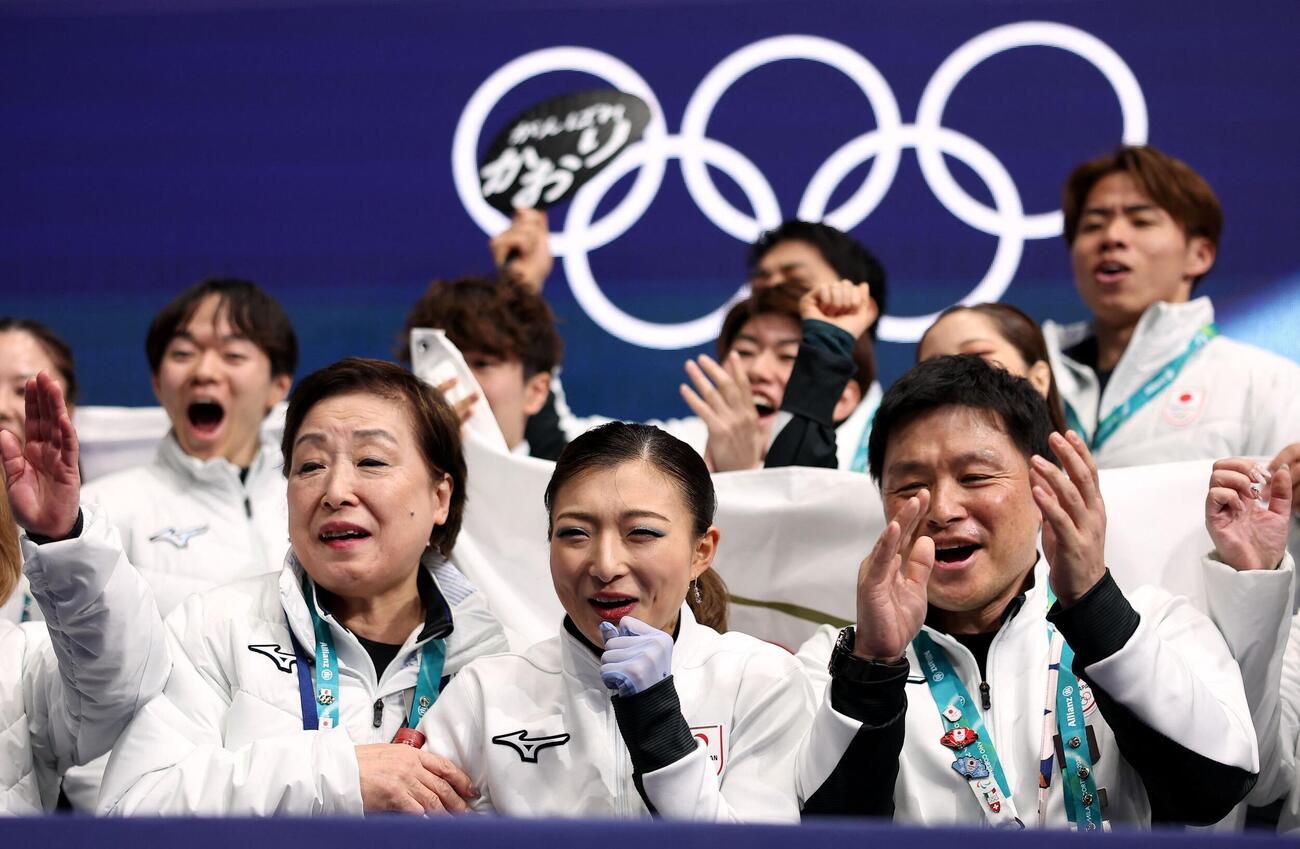 坂本花織（中央）は得点が発表されると笑顔を見せた（ロイター）