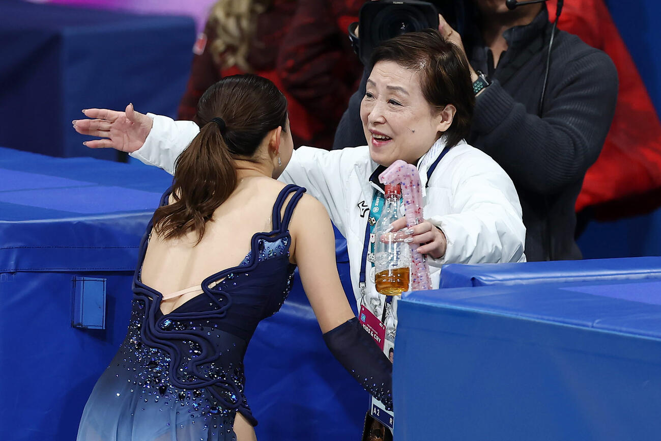 団体女子SPで演技を終えた坂本（左）を迎える中野コーチ（撮影・前田充）