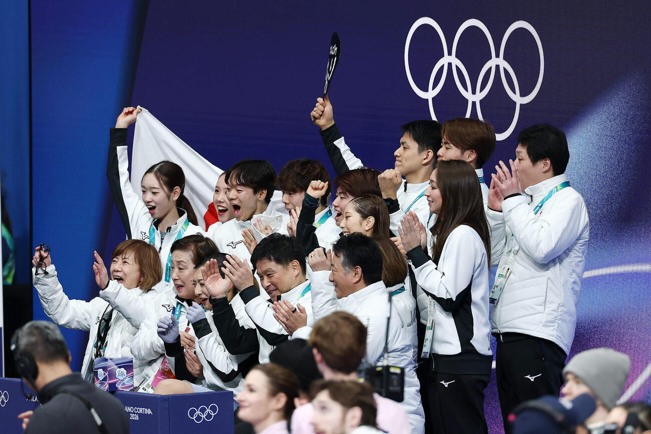 坂本の得点を確認し喜ぶ日本の選手たち（撮影・前田充）