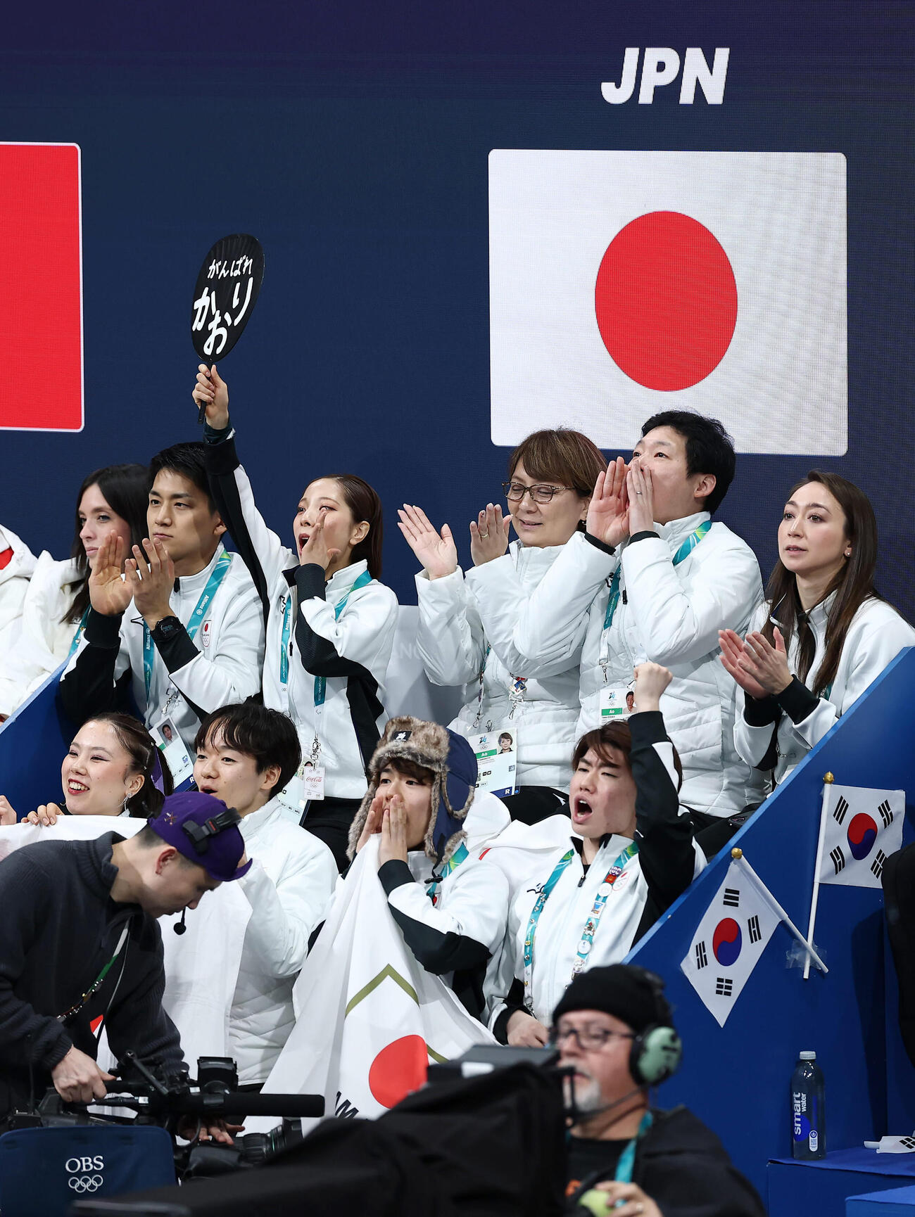 坂本に声援を送る日本の選手たち（撮影・前田充）