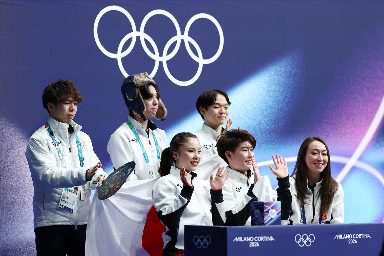 吉田、森田組の得点を待つ日本の選手たち（撮影・前田充）